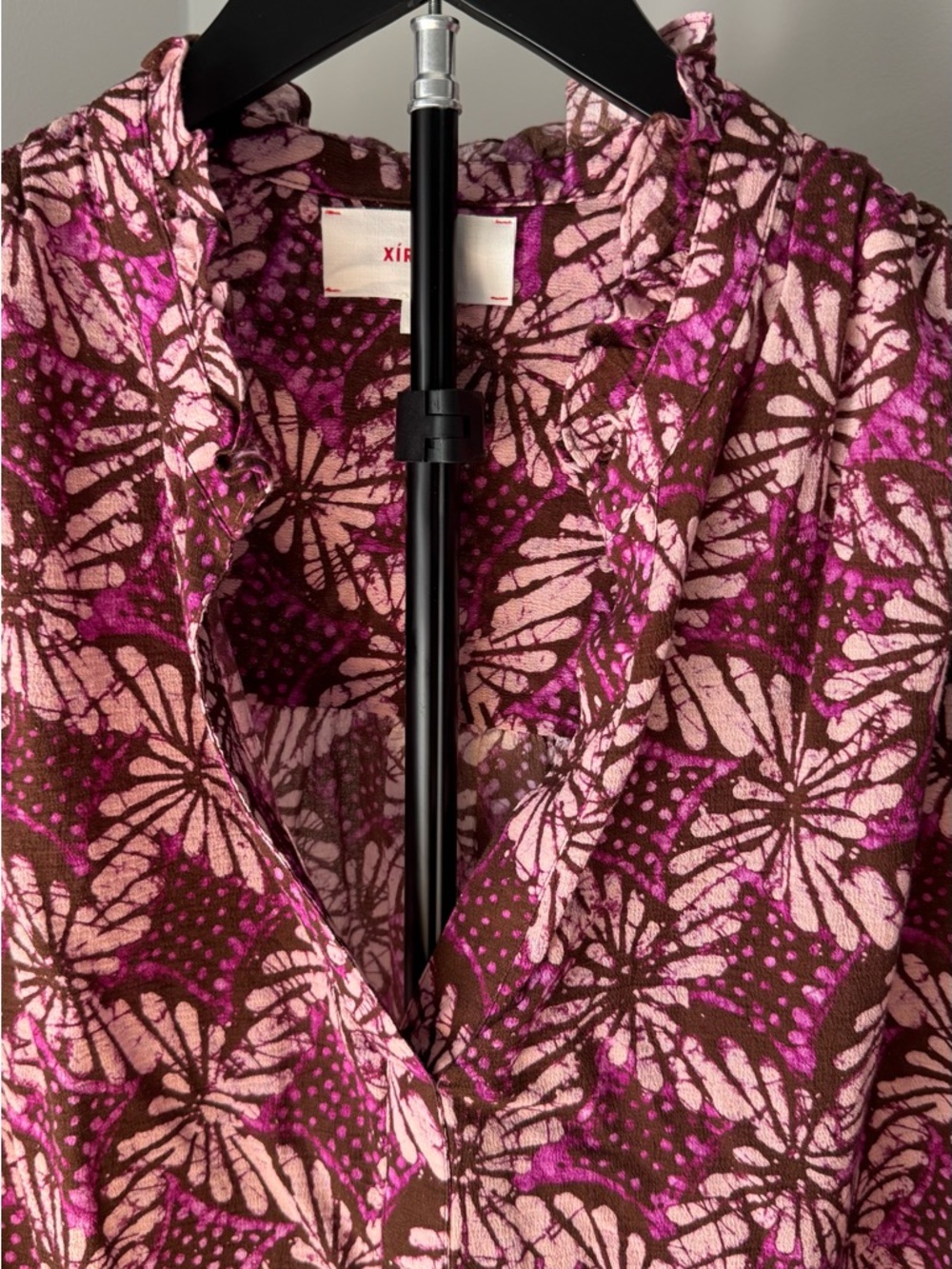 Xirena Floral Print V-Neck Women’s Blouse in Pink and Brown - Picture 5 of 10
